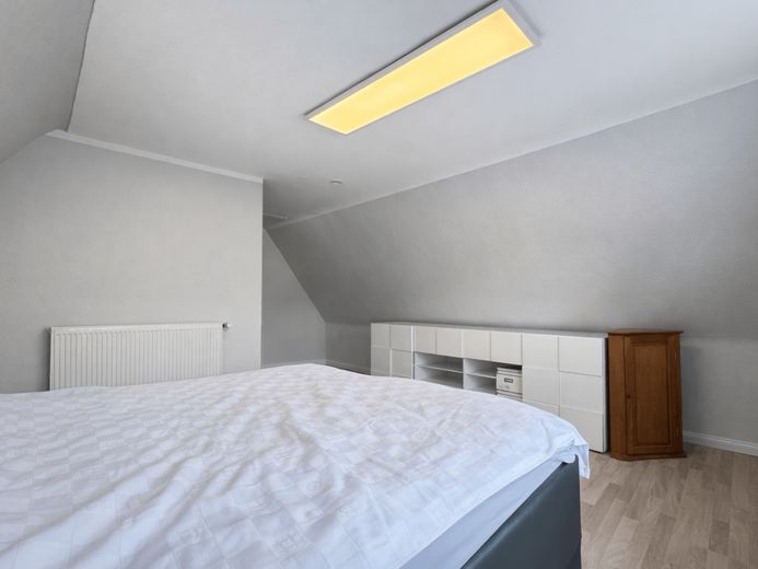 Modernisierte Doppelhaushälfte auf ca. 846 m² Grundstück mit außergewöhnlich niedrigem Erbbauzins – OG Schlafzimmer Blick Eingang