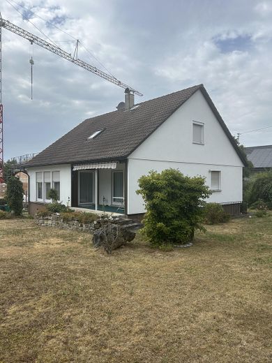 Raum für Familie – Charmantes Einfamilienhaus mit Terrasse und Vollkeller – Außenansicht Süd Ost