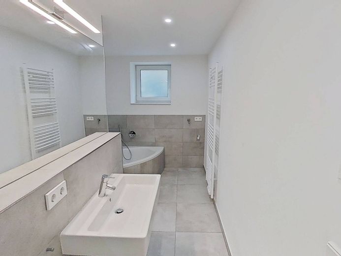 Moderno y espacioso piso de 3,5 habitaciones con TERRAZA y COCINA INTEGRADA en el oeste de Stuttgart – Ansicht I: Bad