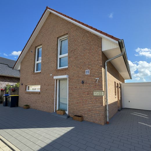 Neuwertig! Freistehendes KFW40 Einfamilienhaus mit großem Garten und Feldblick in einem Neubaugebiet – Ansicht