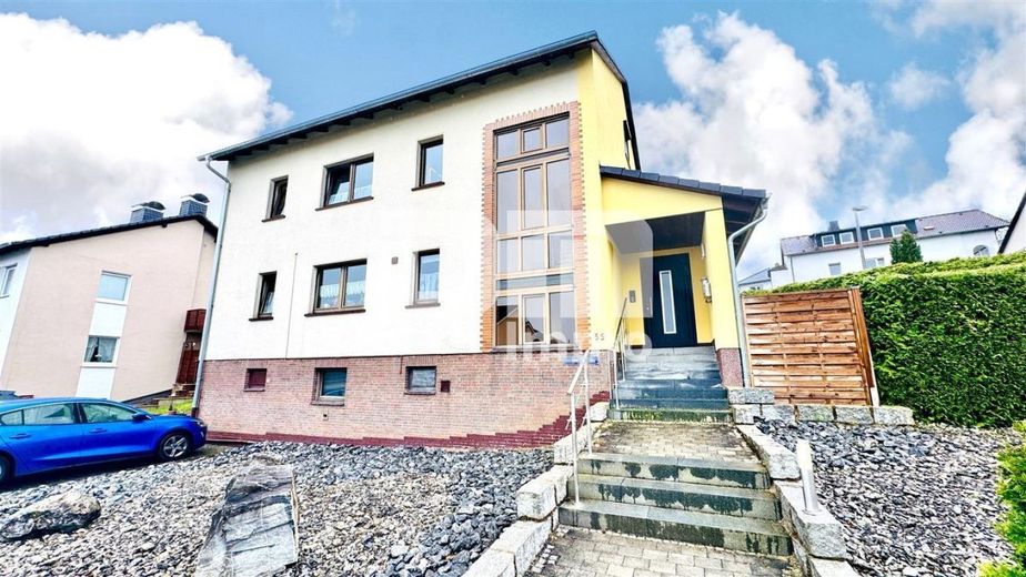 Umfangreich teilsaniertes Dreifamilienhaus mit Garage + PV Anlage und großem Garten – Frontansicht