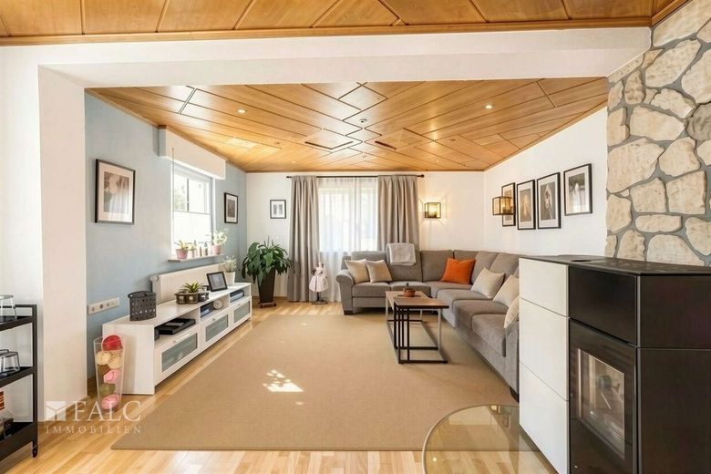 Umfassend modernisiertes und in weiten Teilen saniertes und zentrales Wohnhaus mit Einliegerwohnung – Wohnung-EG - (KI generiert)