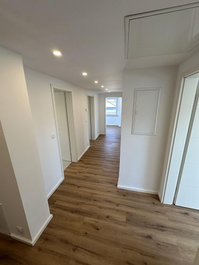 Modernes Wohnen im Erstbezug – Klimatisierte DG Wohnung mit Blick ins Grüne inklusive – Flur