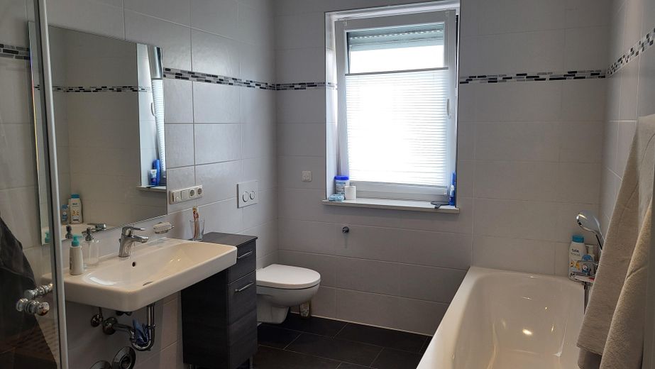 Bad mit Wanne und Dusche