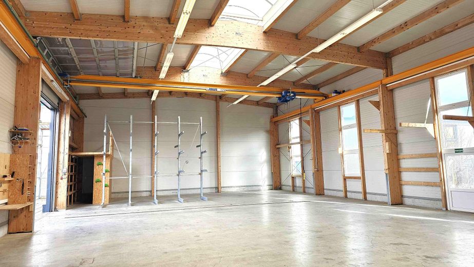 Commercial hall - available to lease in Neu-Ulm/Burlafingen - with hall crane, shelving, kitchen etc. – Innenansicht 1