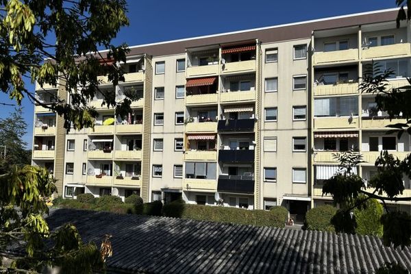 Vivienda modernizada de 3 habitaciones en la 1.ª planta, balcón y plaza de aparcamiento