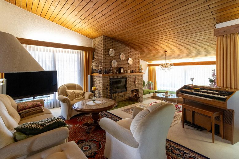 bungalow dal design moderno – Wohnzimmer, linker Teil 