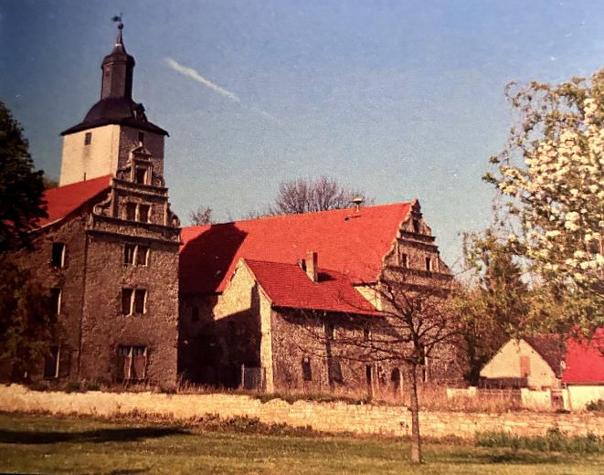 Замок. Історична перлина XIV століття, дуже добре збережена. На південний захід від Магдебурга – Jetzige Ansicht