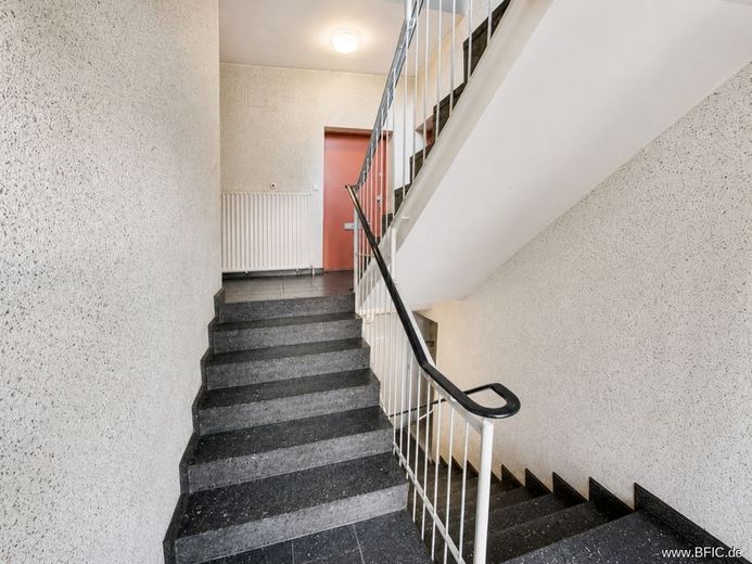 bezugsfrei hell ruhig Balkon: 2-Zi.-Whg im Hochparterre – Treppenhaus