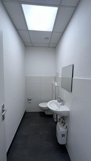 Moderne Büroeinheit mit 3 hellen Räumen unweit Spandauer Arcaden – WC