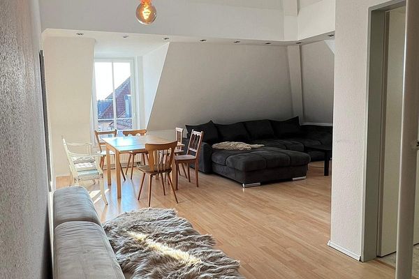 Helle 62 m² Galeriewohnung mit Einbauküche & Stellplatz in Weingarten
