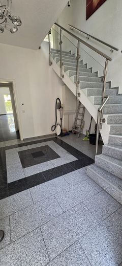 Casa residenziale e commerciale rappresentativa, non affittata, su terreno di 948 m² – EG Aufgang