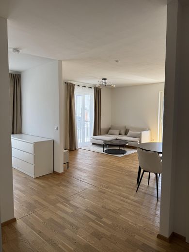 Moderne, vollmöblierte 1,5-Zimmer-Wohnung mit Stellplatz zu vermieten – ab sofort verfügbar – Wohnraum