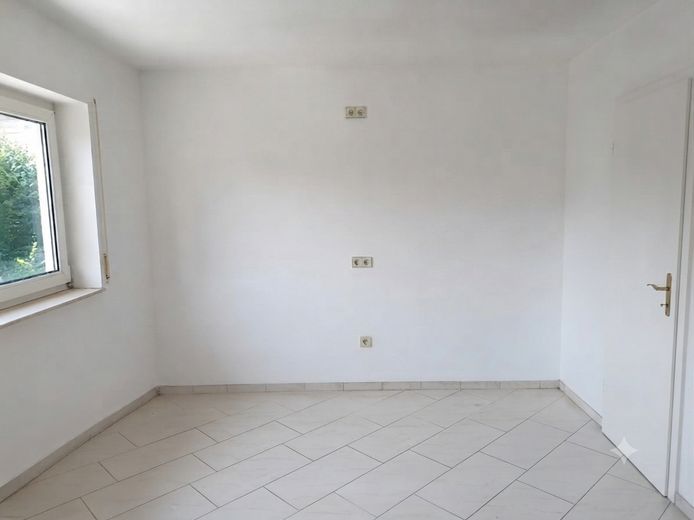 Przestronne, świeżo wyremontowane mieszkanie 3,5-pokojowe o powierzchni 115 m², z dużym balkonem, garażem i miejscem parkingowym – Küche gestrichen KI