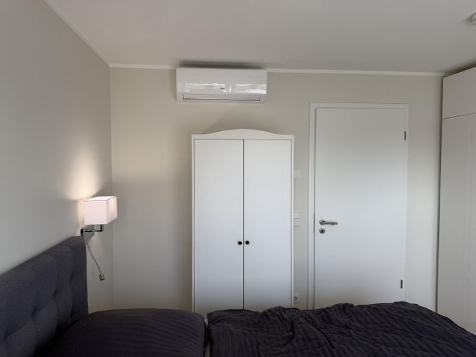 Apartamento de 3 habitaciones como nuevo (año de construcción 2021) con balcón de 15 m², aire acondicionado y plaza de garaje subterráneo – Schlafzimmer