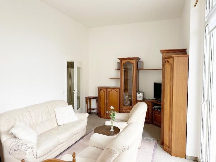 ***VOLL MÖBLIERTE TRAUMWOHNUNG - EINZIEHEN UND SOFORT ZU HAUSE SEIN*** 2,5 Raumwohnung mit Balkon und Tageslichtbad zu vermieten – Wohnzimmer mit Blick Richtung Flurbereich