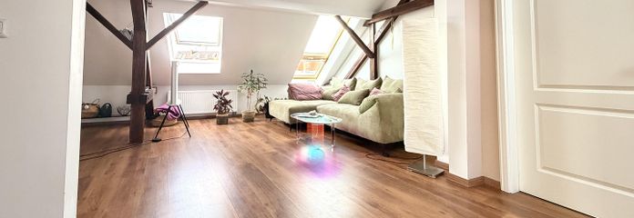 Einzigartiges Dachgeschoss +++ PROVISIONSFREI +++ 4 Zimmer, offene Balken & viel Tageslicht + Garage – Raum 1