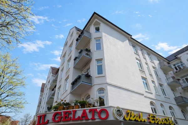 Vendita attività: gelateria in una zona molto ricercata di Amburgo, completamente arredata e pronta all’uso.
