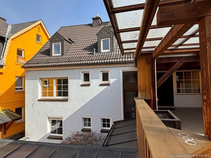 Reihenmittelhaus in zentraler Lage von Naila bietet ein großzügiges Zuhause – VUB0002349-2