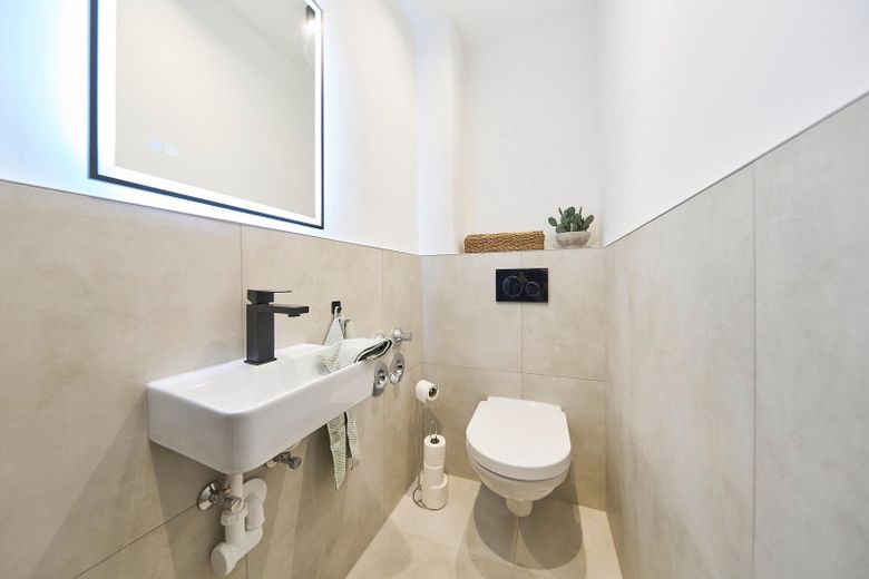 Prima occupazione dopo la ristrutturazione: luminoso appartamento di 3 locali con cortile interno verde e balcone soleggiato – da privato – Separates WC - Originalfoto