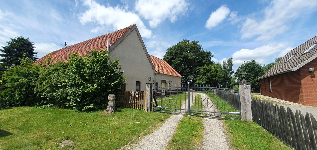 Großzügiges Bauernhaus-Idyll mit Scheune, Ausbaureserve und Weideland – Auffahrt