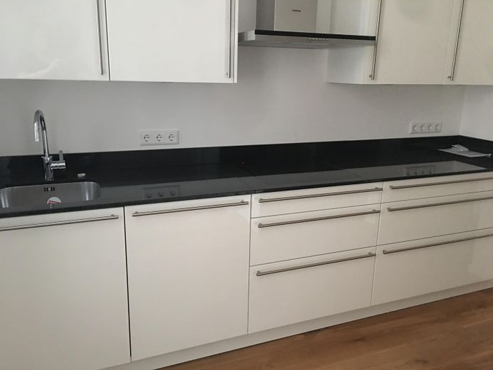 Stilvoll kernsanierte 4-Zi-Altbau-Wohnung – Einbauküche