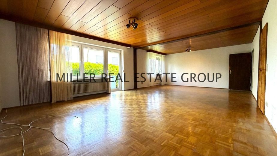 Seltene Gelegenheit in Ingolstadt-Unterhaunstadt: Großzügiger Bungalow mit Vollkeller, Doppelgarage, Garten &amp; Ausbaupotenzial! – Wohnbereich