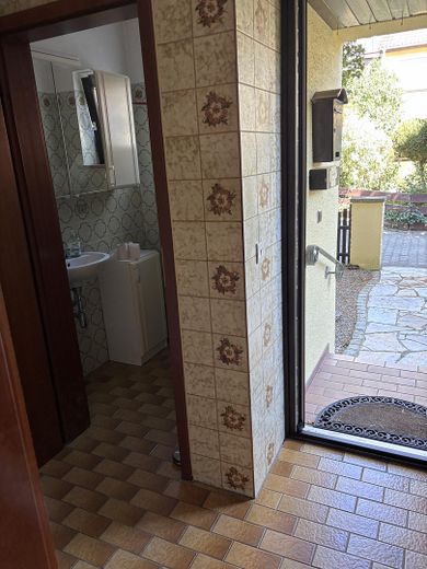 Reihenhaus in Bestlage Puchheim Bahnhof – Eingang mit Gäste WC