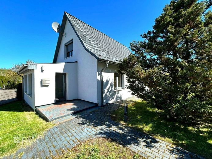 ***Ihr neues Zuhause im Grünen auf über 2.300 m² Grundstück*** – Eingangsbereich