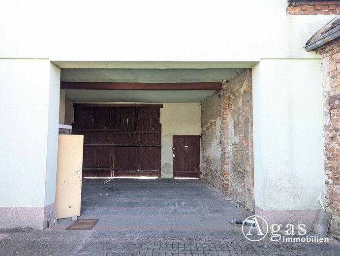 Einfamilienhaus mit Nebengebäuden auf großzügigem Grundstück – Hofzufahrt