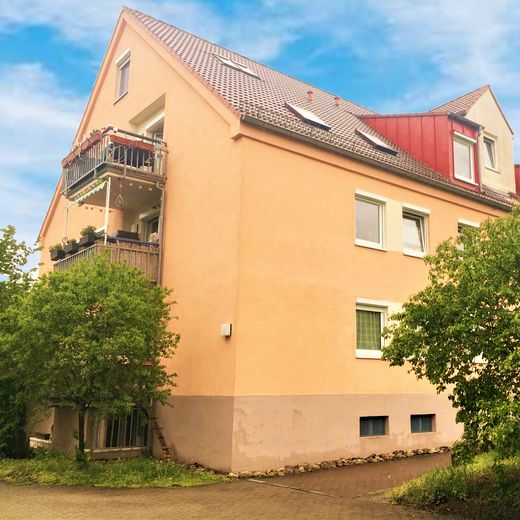 Modernisierte 2-Zimmer Wohnung im 2. OG mit EBK, Balkon, KFZ-Stellplatz und Kellerabteil – Anwesen