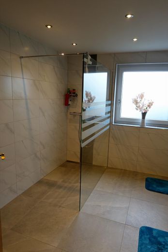 Großzügiger Bungalow auf weitläufigem Grundstück – und optionaler Pferdehaltung – Bad