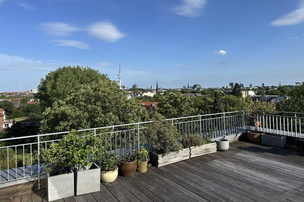 5.5-room maisonette penthouse apartment on Emilienstraße