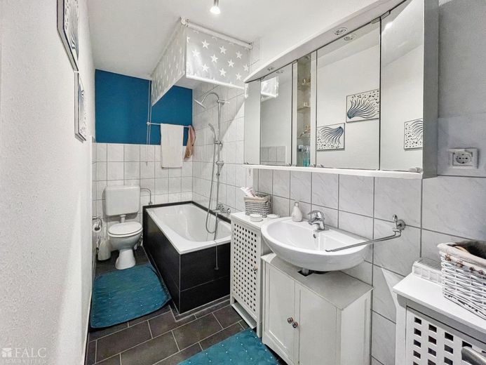Attraktive, naturnahe Kapitalanlage mit riesigem Grundstück! – Badezimmer DG