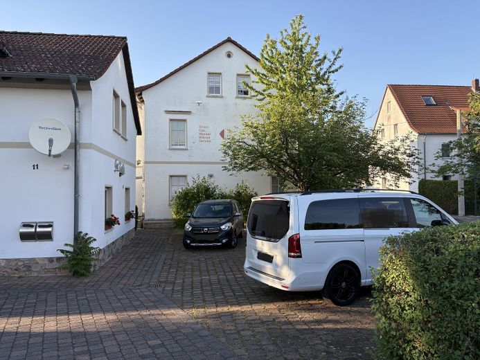 Haus 3, Haus 1 und Parkplatz