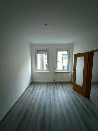 Gemütliche 3,5-Zimmer mit Laminat, SP, Wanne und Dusche in guter Lage! – PHOTO-2025-11-14-12-40-44