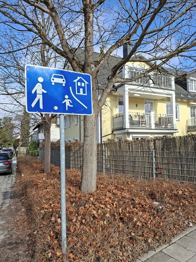 Eingang in ruhiger Spielstraße