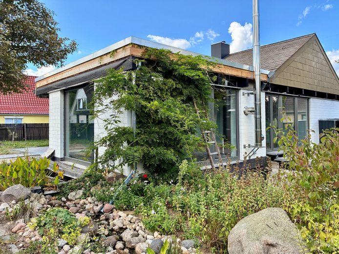 Süd-/Ostseite mit Bachlauf