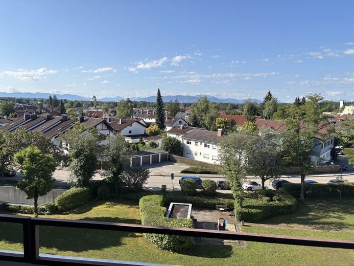 Newly renovated condominium in Geretsried > NO COMMISSION < – Blick vom Balkon auf die Alpen