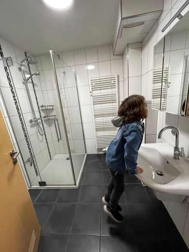 Geschmackvolle 3,5-Zimmer-Wohnung in Holthausen mit gut ausgestattetem Wohnbereich, Balkon und EBK – Badezimmer