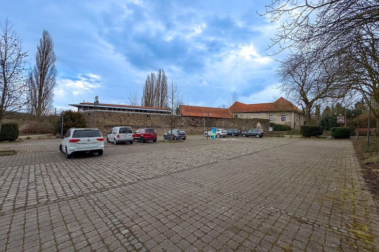 Stellplätze mit E-Ladesäulen