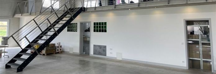Built in 2010 ** Flexible commercial office building ** many parking spaces