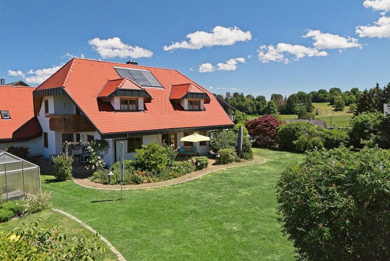 Prestigious A+ country house with in-law apartment on park-like grounds – Haus vom Garten