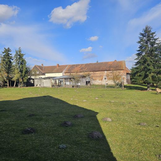 Hofanlage mit Wohnhaus, Scheune & ca. 5.000 m² Land – provisionsfrei – Hof mit Scheune