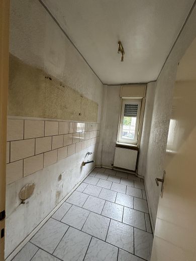 Lokal handlowy o powierzchni 95 m² z dużą witryną i potencjałem klientów z ulicy | Atrakcyjny bonus na remont! – Küche 