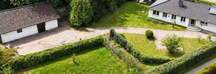 Rare opportunity: Bungalow with a 3,677 m² plot in the idyllic location of Eisental