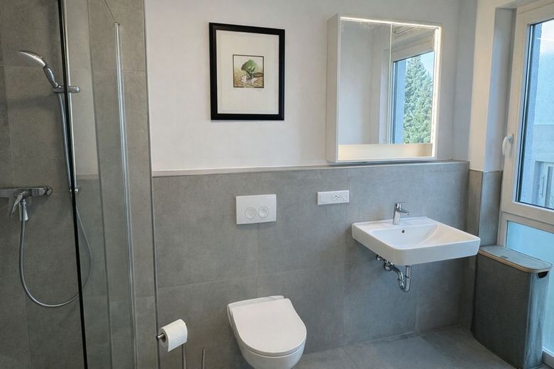 NEUER PREIS: Moderne, barrierearme 3-Zimmer-Wohnung mit Balkon, Aufzug &amp; Tiefgarage in Ennepetal – Bad
