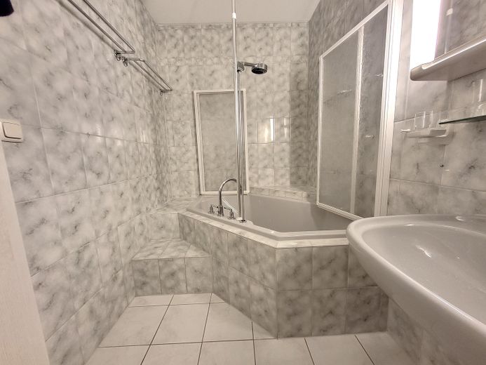Bogenhausen 15° piano appartamento di 3 locali con vista sulle Alpi e piscina sul rooftop – vendita privata! – Bad
