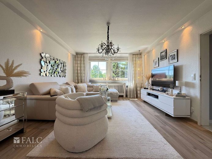 ***Elliehausen - Großzügige 4 Zimmer Dachgeschosswohnung mit Außenstellplätzen*** – Wohnzimmer