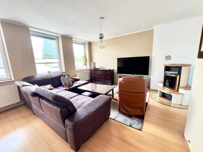 Moderne 4-Zimmer-Wohnung im Herzen von Kassel mit Westbalkon – Wohnbereich mit Kamin